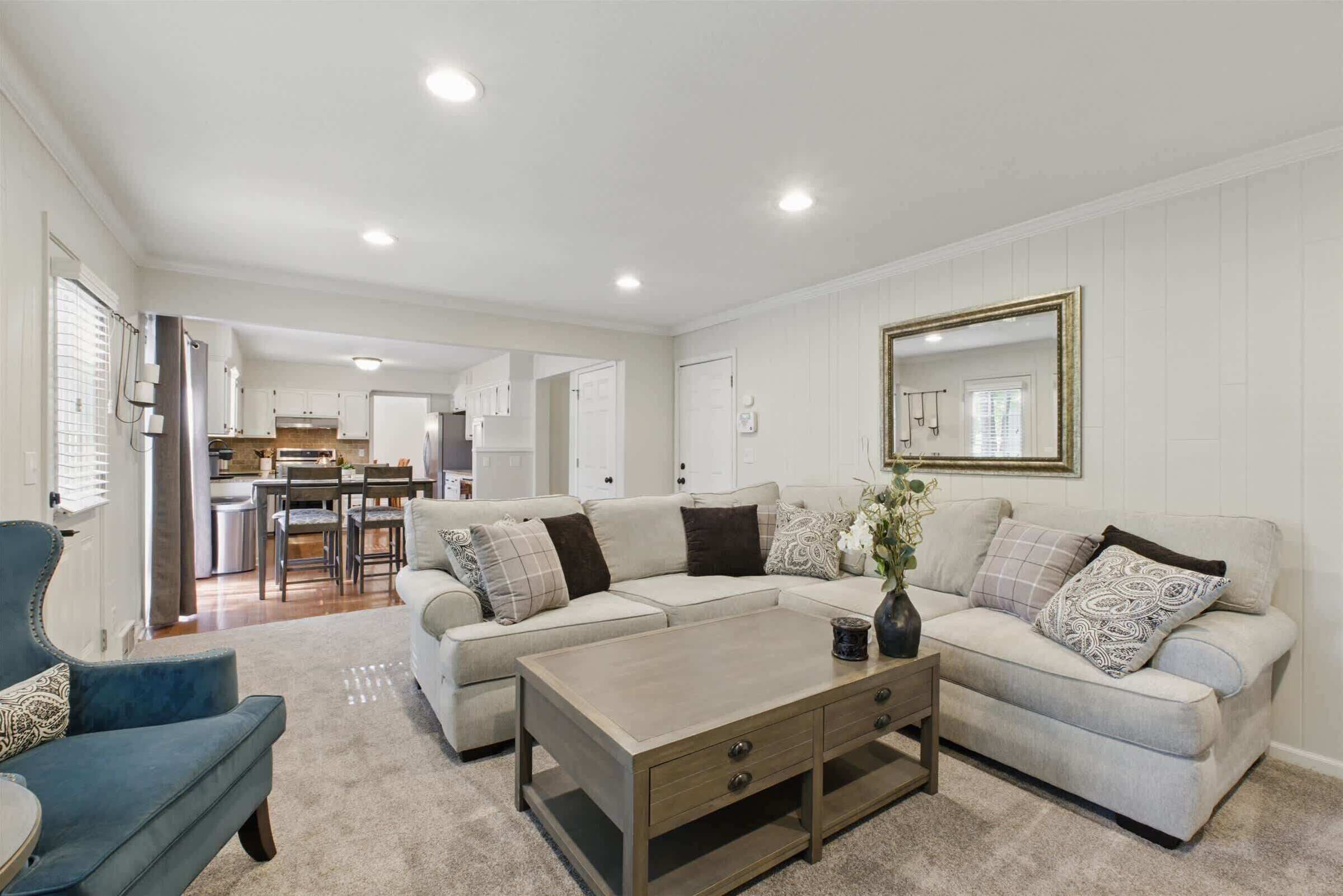 Televisio, takka, videopelejä, työhuone