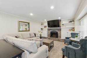 Télévision, cheminée, jeux vidéo, espaces bureaux