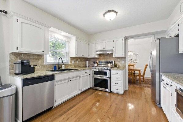 Frigorifero, microonde, forno, piano cottura