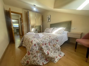 3 habitaciones, tabla de planchar con plancha y cuna de viaje 