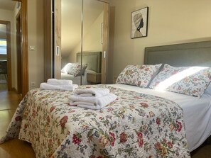 3 quartos, ferros/tábuas de passar roupa, berço de viagem