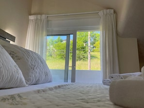 3 bedrooms, iron/ironing board, travel crib, free WiFi