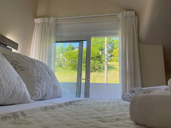 3 habitaciones, tabla de planchar con plancha y cuna de viaje