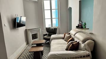 Departamento, 2 habitaciones, para fumadores | Sala de estar | Libros