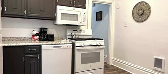 Stunning 3BR-Private Entrance-Renovated-Near City