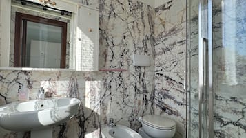 Dusche, Whirlpool, Haartrockner, Bidet