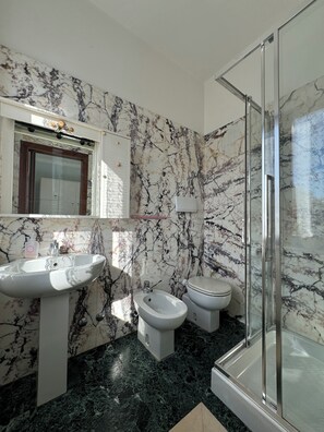 Ducha, bañera de hidromasaje, secador de pelo, bidet