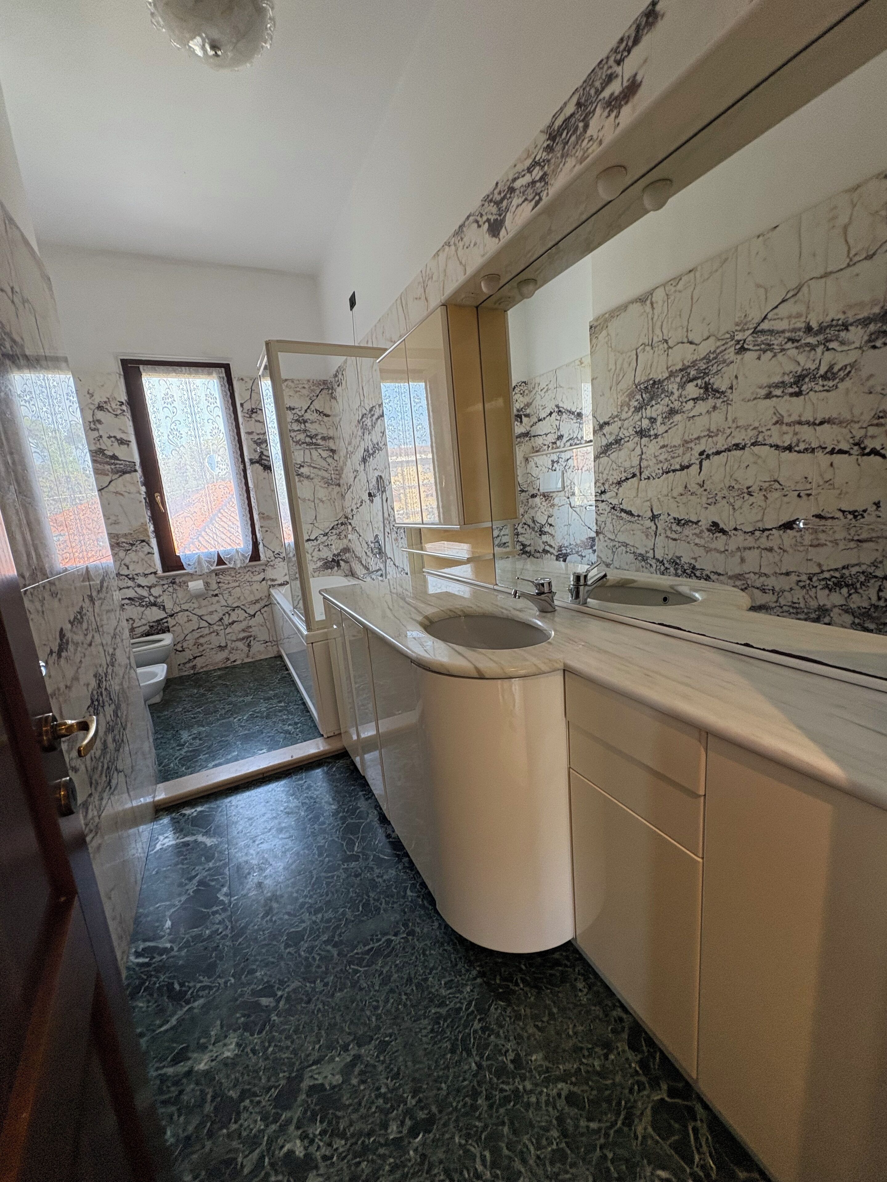 Doccia, vasca idromassaggio, asciugacapelli, bidet