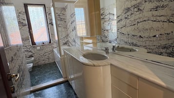 Doccia, vasca idromassaggio, asciugacapelli, bidet