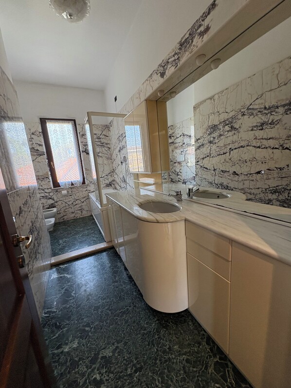Dusche, Whirlpool, Haartrockner, Bidet