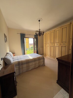 3 habitaciones, tabla de planchar con plancha, wifi y ropa de cama 