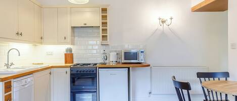 Lave-vaisselle, batterie de cuisine, vaisselle et ustensiles