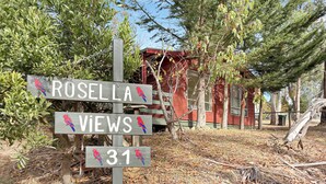 A wooden signpost with 'ROSELLA VIEWS' and '31' indicating a location. - Rosella Views - Cosy Cottage at the Base of Mt Buller (Sawmill Settlement)