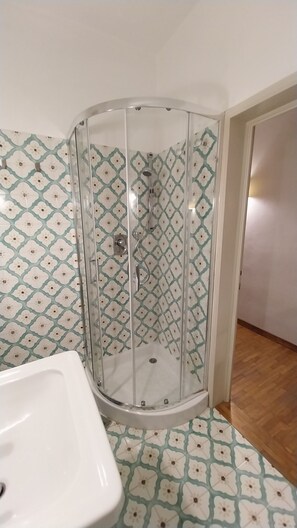 Chuveiro, secador de cabelo, bidê, toalhas de banho