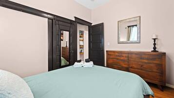 2 quartos, ferros/tábuas de passar roupa, Wi-Fi, roupa de cama