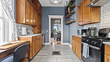 Kylskåp, mikrovågsugn, ugn och spishäll