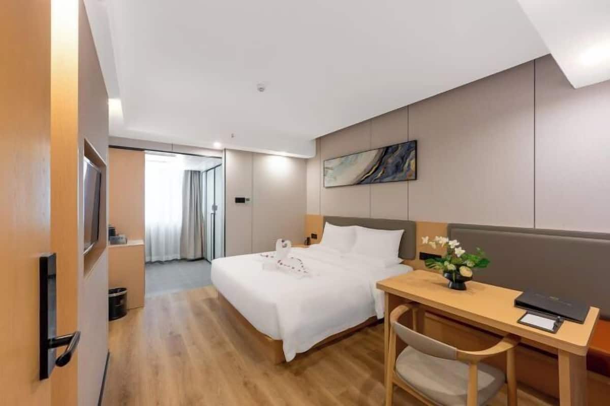 Laptop workspace, free WiFi, bed sheets