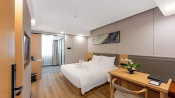 Espacio para trabajar con laptop, wifi gratis y ropa de cama
