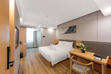 Deluxe Double Room, City View | Laptop workspace, free WiFi, bed sheets