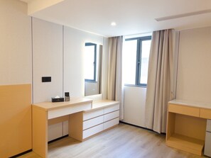Minibar, espacio para trabajar con laptop y wifi gratis