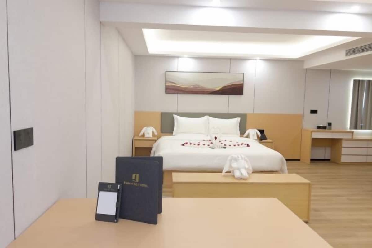 Laptop workspace, free WiFi, bed sheets