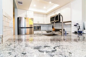 Kylskåp, mikrovågsugn, ugn och spishäll