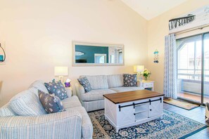 TV - Shore Dr Lake View Retreat w Pools and Pickleball (Myrtle Beach)