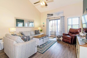 TV - Shore Dr Lake View Retreat w Pools and Pickleball (Myrtle Beach)