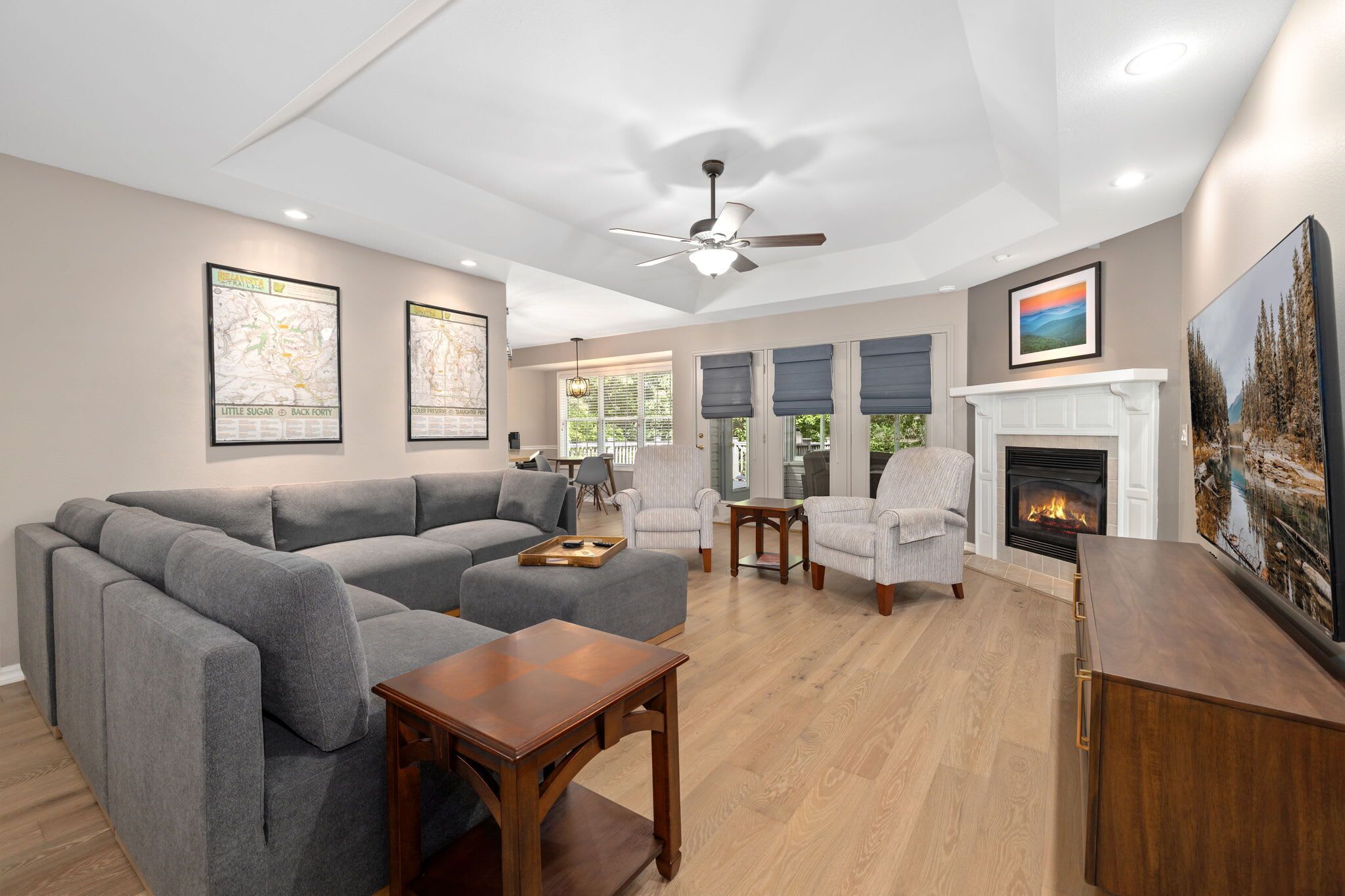 テレビ、暖炉、書斎 / ワークスペース