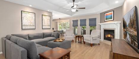 Televisie, een open haard en een kantoor