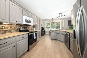 Fridge, microwave, oven, stovetop - Bella Velo Haus-1 Block to MTB Trailhead-Sunroom (Bella Vista)