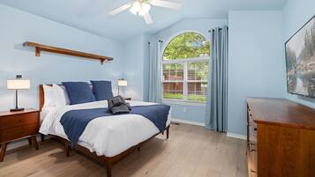 3 bedrooms, desk, iron/ironing board, WiFi