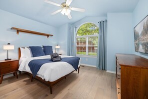 3 bedrooms, desk, iron/ironing board, WiFi - Bella Velo Haus-1 Block to MTB Trailhead-Sunroom (Bella Vista)