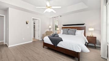 3 Schlafzimmer, Schreibtisch, Bügeleisen/Bügelbrett, WLAN