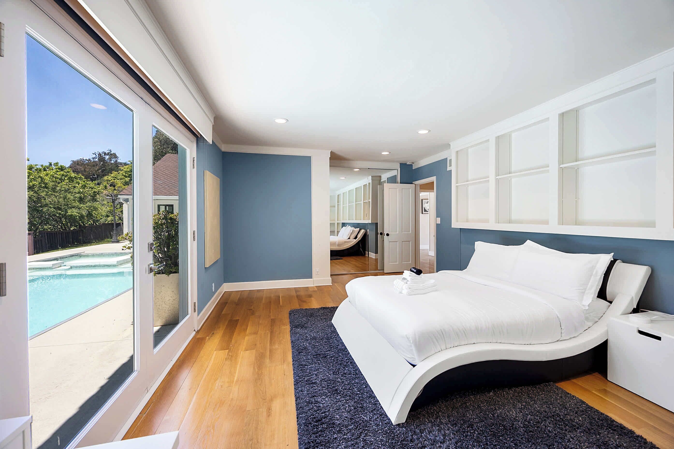 4 habitaciones, escritorio y tabla de planchar con plancha 