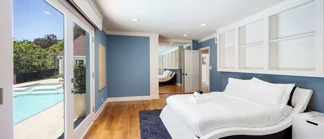 4 bedrooms, desk, iron/ironing board, travel cot