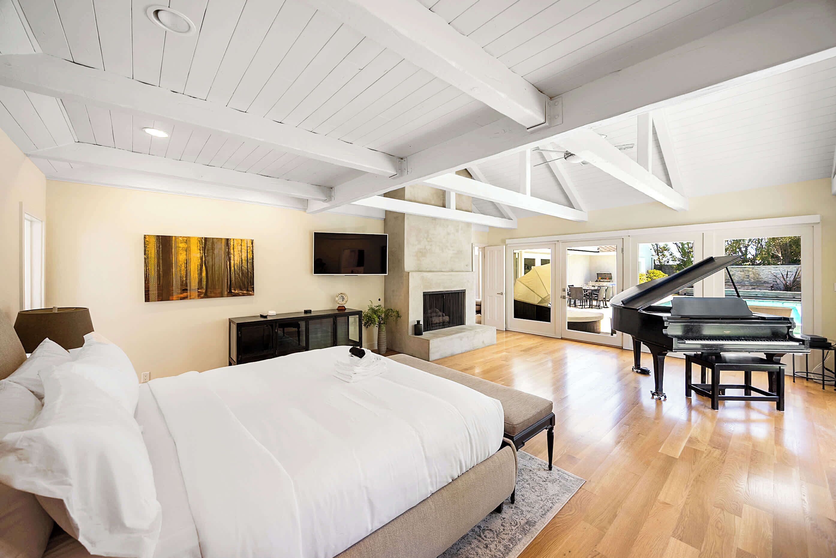 4 bedrooms, desk, iron/ironing board, travel crib