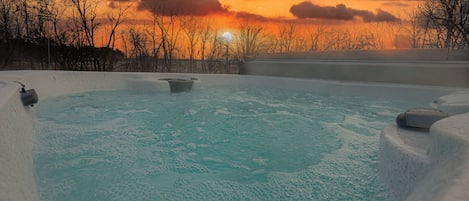 Outdoor spa tub