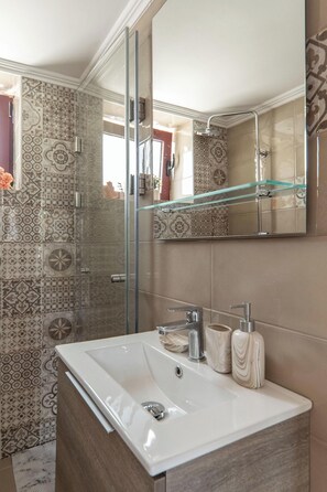 Shower, hair dryer, towels, soap - Casa Chris Summary:<br>C (Chania)