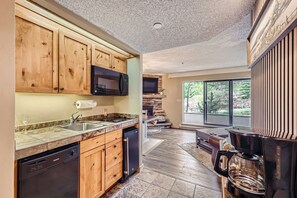 Mikrowelle, Geschirrspüler, Wasserkocher mit Kaffee-/Teezubehör, Toaster