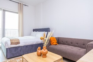 Tabla de planchar con plancha, wifi gratis y ropa de cama