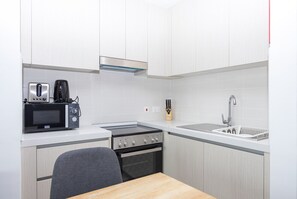 Kühlschrank, Mikrowelle, Ofen, Wasserkocher mit Kaffee-/Teezubehör