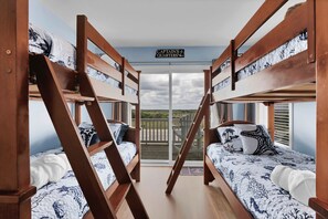 Ein Zimmer mit Etagenbetten und einem Balkon, mit einem Schild, auf dem 'Captain's Quarters' steht.