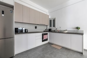Appartement, 3 chambres, cuisine, vue ville | Cuisine privée | Grand réfrigérateur, micro-ondes, four, plaque de cuisson