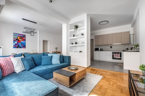 Appartement, 3 chambres, cuisine, vue ville | Salle de séjour | TV connectée de 55 pouces avec chaînes numériques, services de streaming