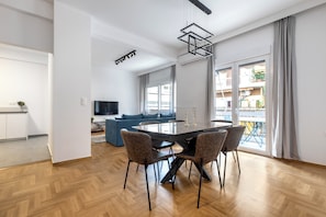 Appartement, 3 chambres, cuisine, vue ville | Restauration dans la chambre