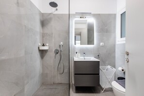 Apartment, 3 Bedrooms, Kitchen, City View | Bathroom | Shower, hair dryer, towels, soap