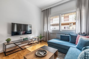 Appartement, 3 chambres, cuisine, vue ville | Salle de séjour | TV connectée de 55 pouces avec chaînes numériques, services de streaming