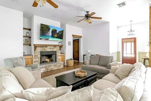 TV, offices - Luxe, Comfortable, Clean & NEW (Ruston)