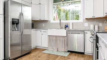 冷蔵庫、電子レンジ、オーブン、コンロ